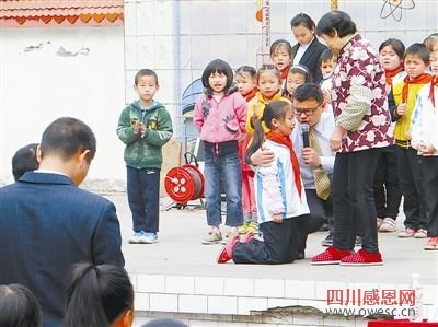 2012年11月，重庆云阳县一小学女生z在感恩教育现场，激动地向家长下跪。陈建华/东方IC