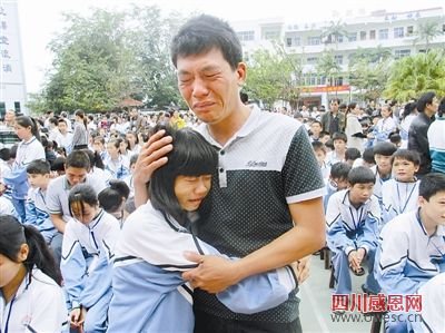 2013年11月25日，海南儋州市一中学，感恩演讲结束后，一名学生抱着家长痛哭流涕。许尔生/CFP