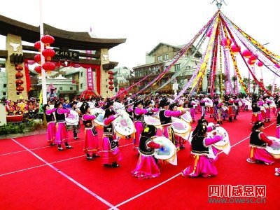 北川妇女在新县城表演羌绣。本报特约记者