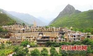 在对口援建下，大山里这个崭新的山间小村甘堡藏寨，是从废墟上重新崛起的藏民新家园。