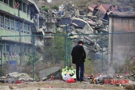 数万北川人重回老县城悼逝者 沿街树枝挂白花