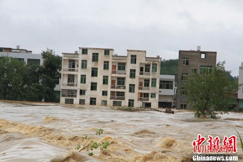 6月10日，江西省修水县出现特大暴雨，修河及支流水位急剧上涨，沿岸民房被淹。黄一魏 摄