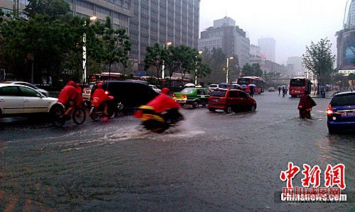 四川多地遭遇暴雨袭击 最大降雨量超过200毫米