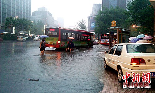 7月3日午后，成都市区突降暴雨，白昼如夜。众多车辆堵塞于途。 中新社发 安源