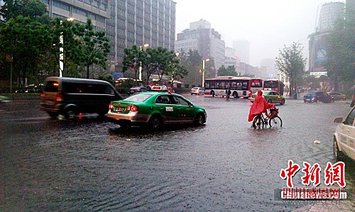 四川多地遭遇暴雨袭击 最大降雨量超过200毫米