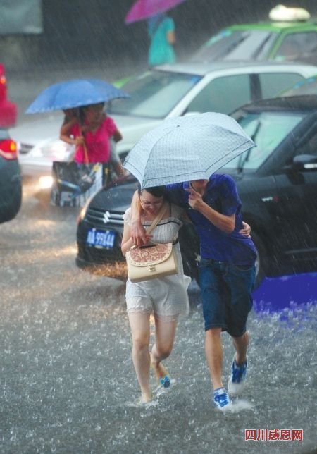 成都昨日暴雨4小时 雨量接近历史极值(图)