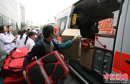 图文：四川医疗救援队赶赴青海玉树地震灾区