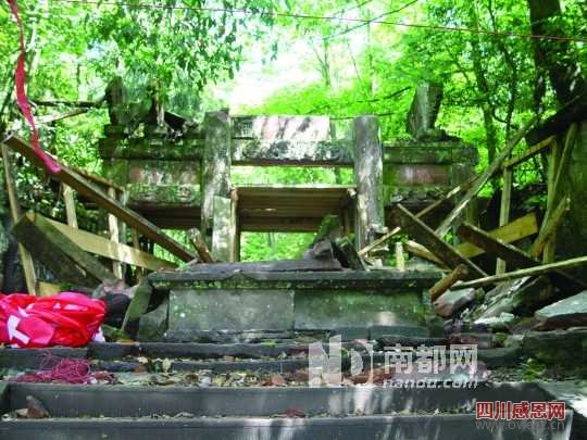 蒙顶山景区的石牌坊被震塌。 景区管理处供图