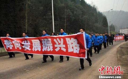 四川安县：产业发展心境好农民举办运动会