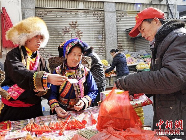 薛良义夫妇俩正在采购年货。安源 摄