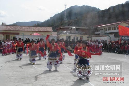 感恩报国文艺汇演上欢快的舞蹈