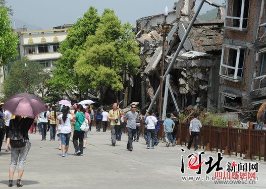 新北川中学的同学们在上课。新北川中学是北川县城灾后重建的标志性工程，重建资金全部由华人华侨及爱心人士捐赠，学校总建筑面积7.2万平方米，可容纳5200名学生就读。