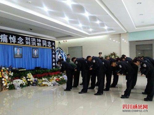 10月14日上午9时许，全市公安干警、武警及市民来到石景山消防支队，集体悼念刘洪坤、刘洪魁烈士。