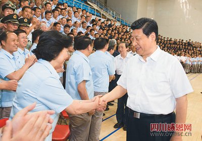 6月11日，中共中央总书记、国家主席、中央军委主席习近平在酒泉卫星发射中心观看神舟十号载人飞船发射。这是习近平在飞船发射成功后亲切接见参加这次任务的参研参试单位代表，向他们表示诚挚慰问。新华社记者李学仁摄